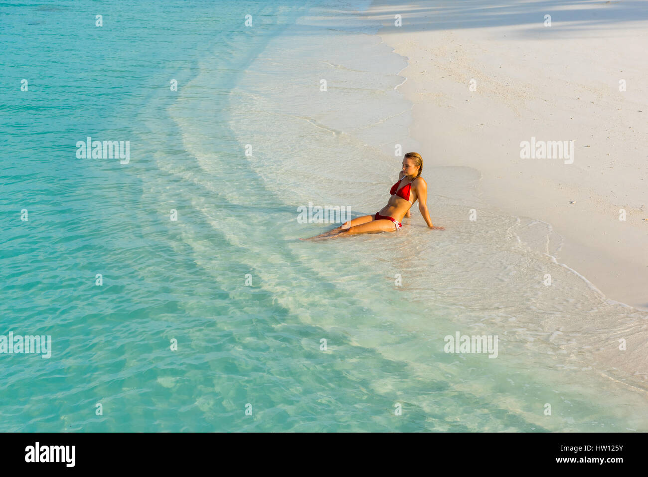 Maldives Rangali Island. Conrad Hilton Resort. Frau im Meer am Strand. (MR) Stockfoto