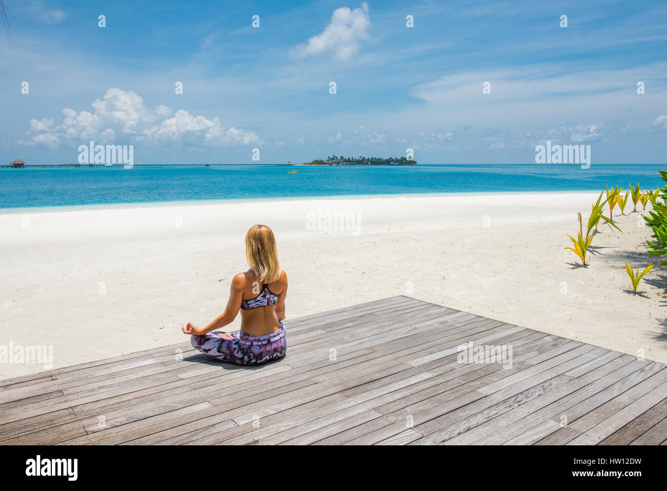 Maldives Rangali Island. Conrad Hilton Resort. Frau am Strand in der Yoga-Pavillon zu meditieren. (MR) Stockfoto