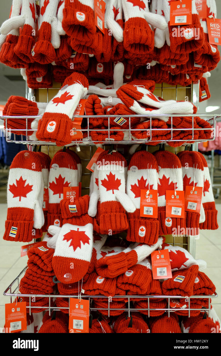 Eine Anzeige des Maple Leaf Fäustlinge, kanadische Flagge Fäustlinge, rote & weiße Handschuhe / Handschuhe in der Hudson Bay-Filiale in London, Ontario, Kanada. Stockfoto