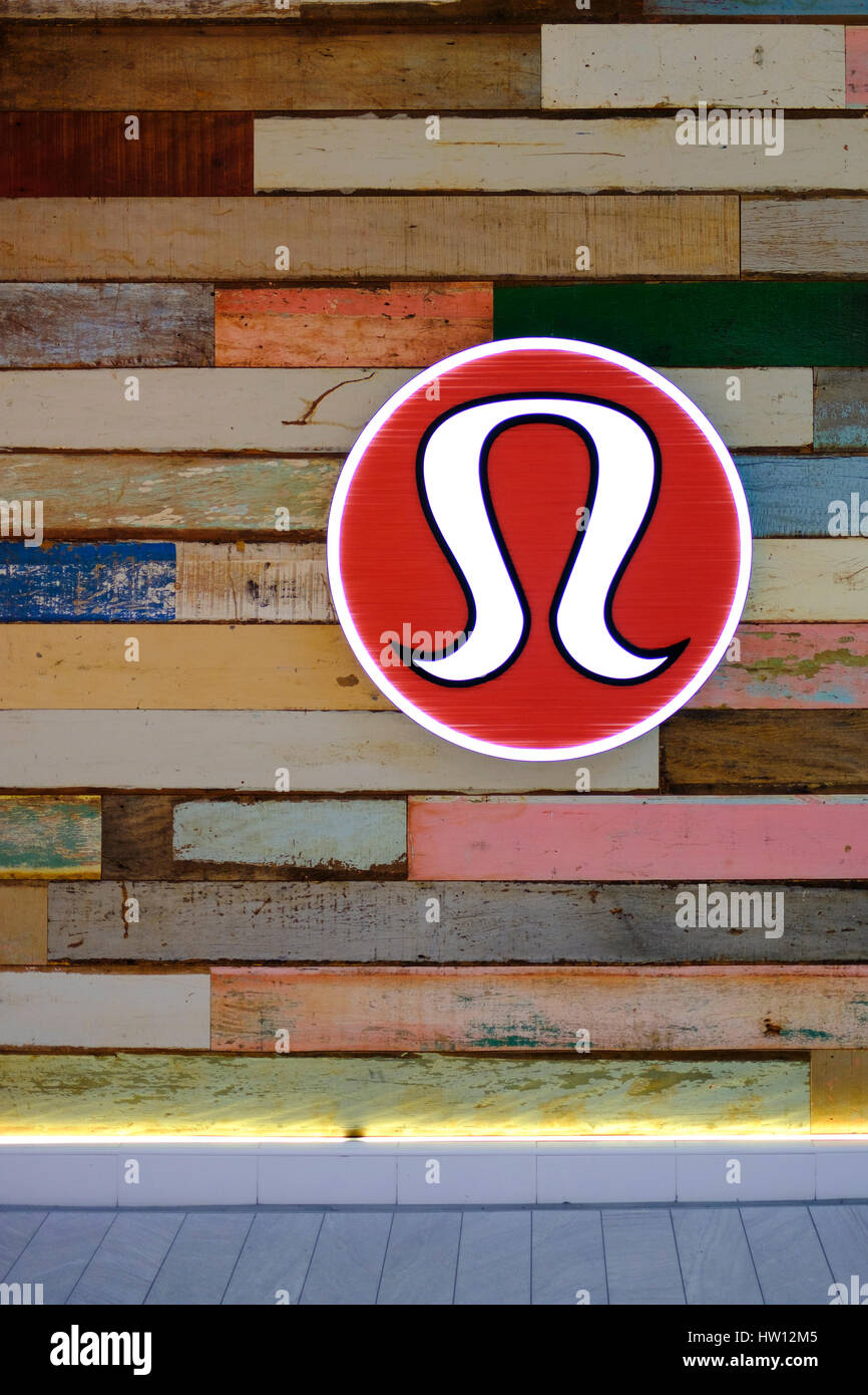 Lululemon Athletica Logo, Neon-Logo, Ladenschild, kanadischer Händler für Sportbekleidung, Bekleidungsgeschäft. Stockfoto