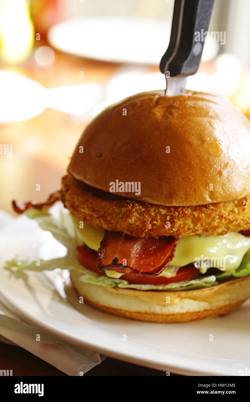 Traditionellen Burger mit Rindfleisch, Speck und Käse Stockfoto