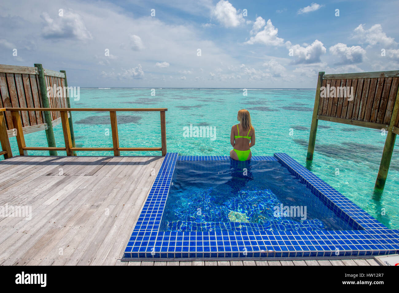 Maldives Rangali Island. Conrad Hilton Resort. Frau im Ozean Villa Schwimmbad in der Nähe von Wasser. (MR) Stockfoto