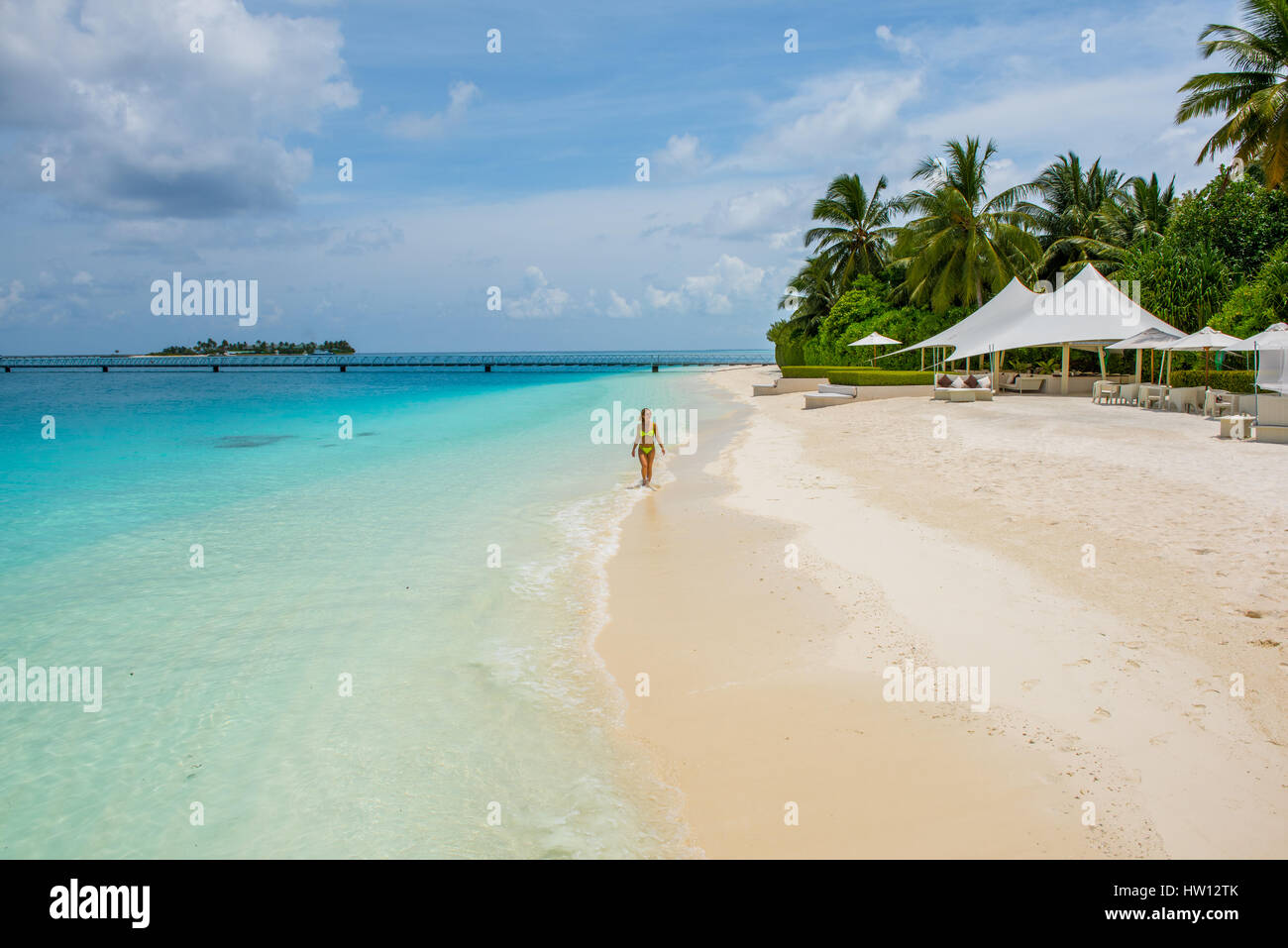 Maldives Rangali Island. Conrad Hilton Resort. Frau zu Fuß auf dem Talkum weißen Sandstrand. Stockfoto