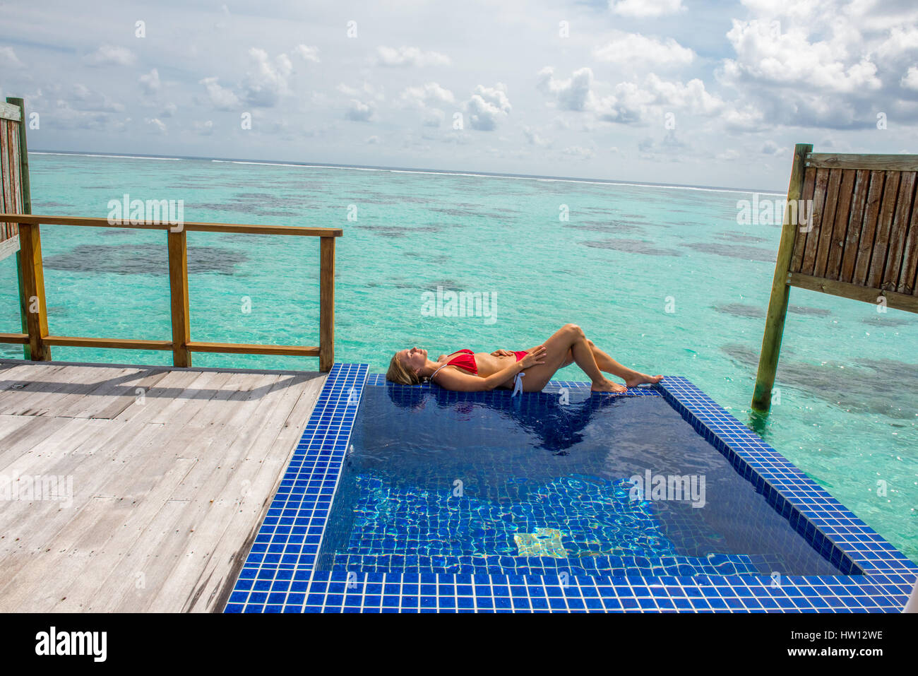 Maldives Rangali Island. Conrad Hilton Resort. Frau entspannend in der Ocean Pool Villa mit Blick auf den Ozean. (MR) Stockfoto