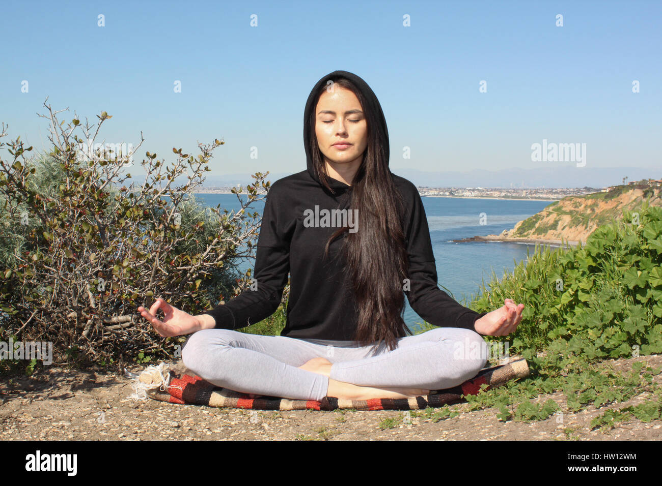 Schöne Frau, meditieren im Freien mit Augen geschlossen. Stockfoto