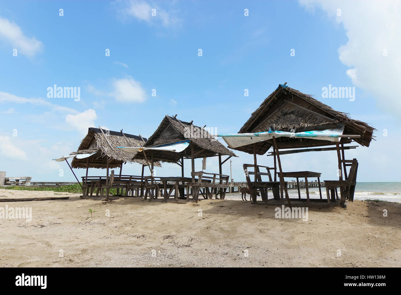 Drei Hütten am Strand in Nakhon Si Thammarat, Thailand Stockfoto