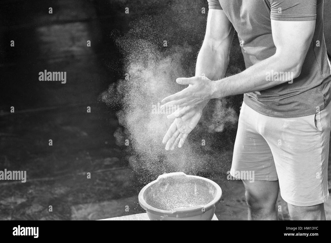 Fitness-Studio Kreide Magnesiumcarbonat Hände klatschenden Mann zum Klettern Training Stockfoto