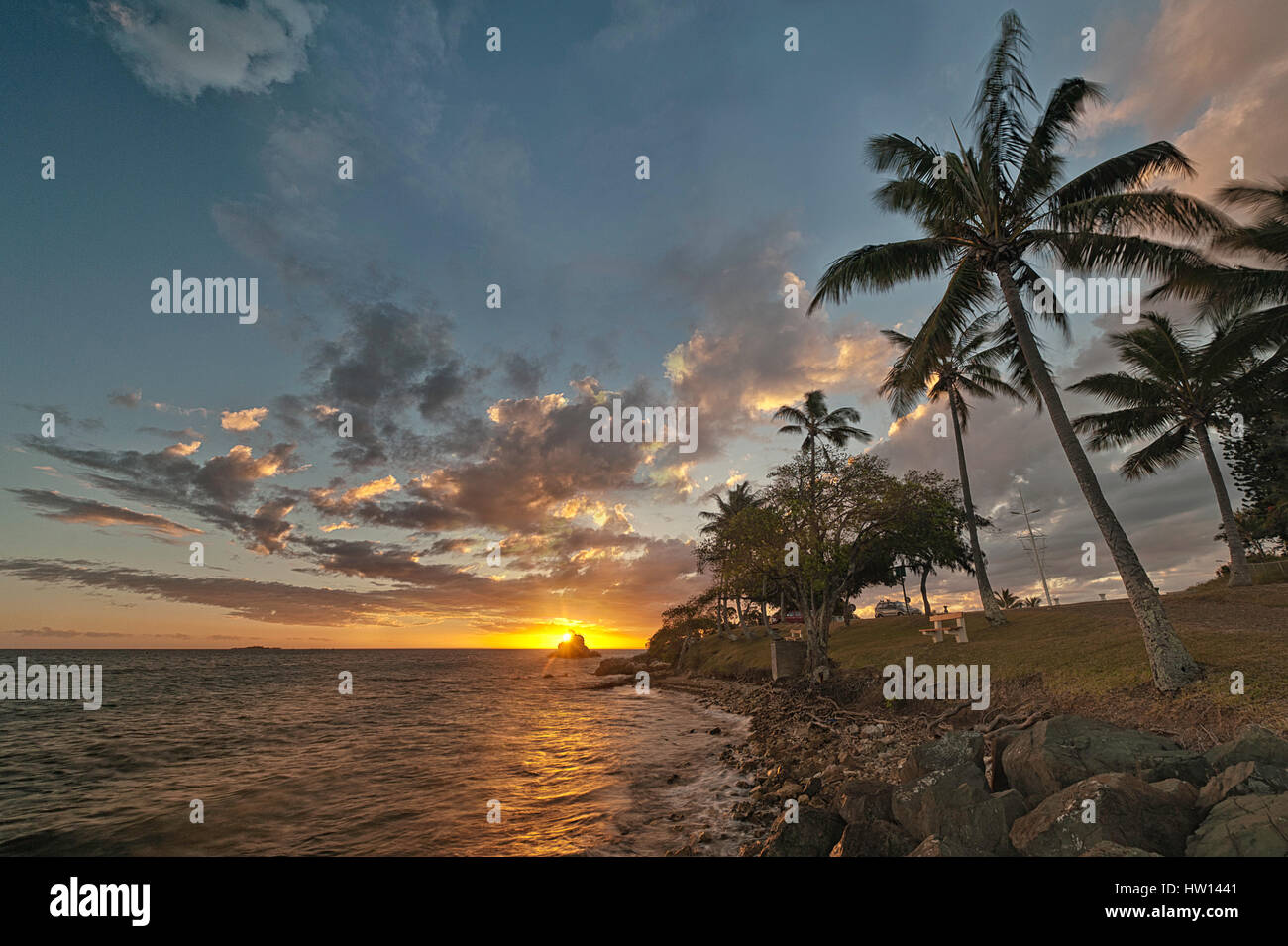 Schöner Sonnenuntergang Strand Palm Tree, Neu-Kaledonien Stockfoto