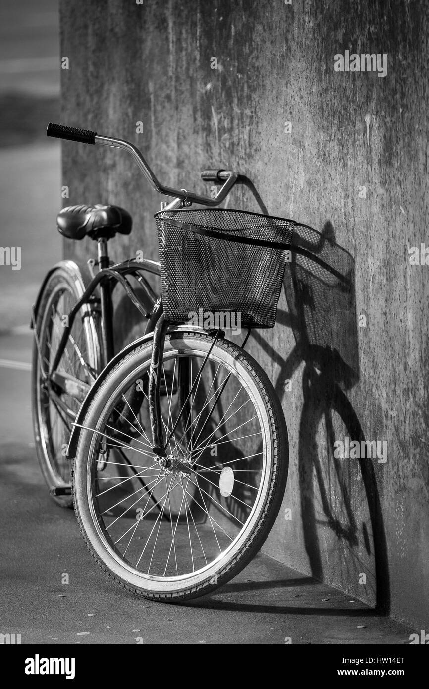 alte Stadt Fahrrad Liegerad auf Zaun Stockfoto