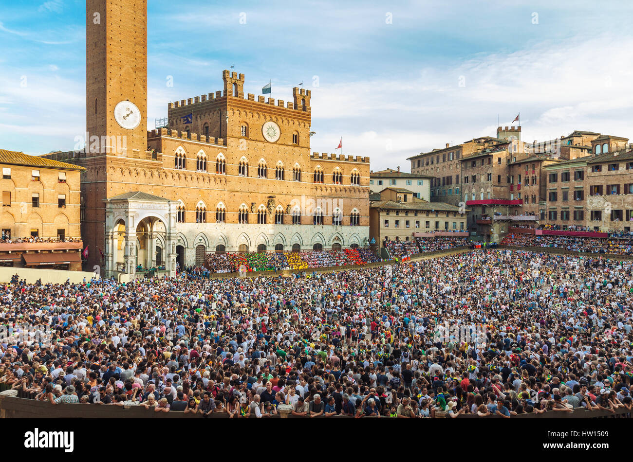 SIENA, Italien - 29. Juni 2016: Masse der Zuschauer auf Platz Piazza del Campo in Siena, Italien, traditionelle Pferderennen Palio di Siena. Stockfoto