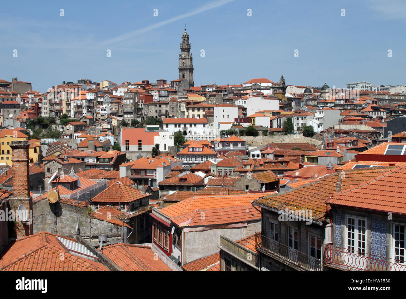 Der Torre Dos Clérigos (Turm von den Klerikern) mit Blick auf die Dächer von Porto. Stockfoto