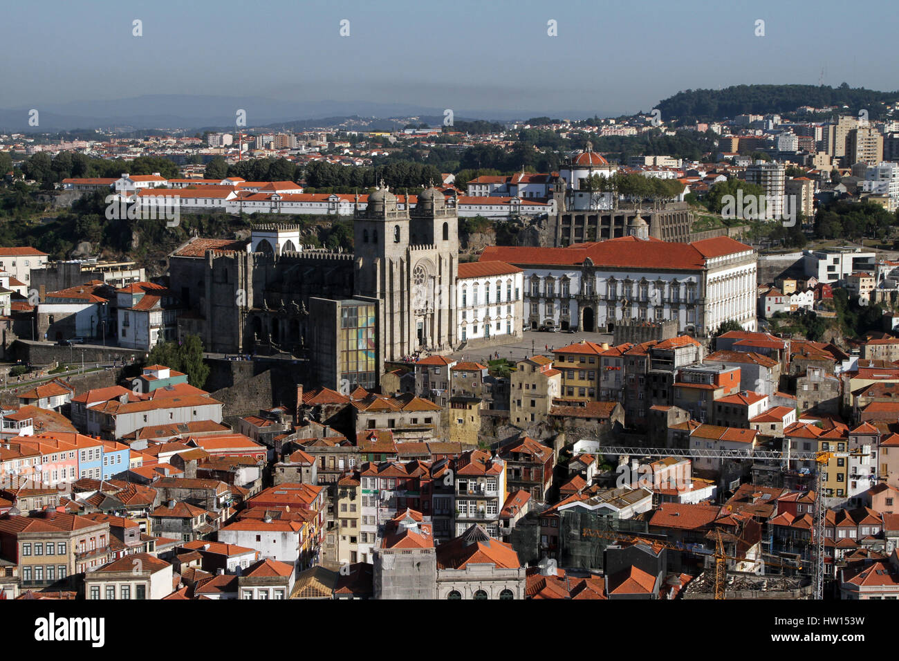 Blick auf die Sé do Porto (Kathedrale von Porto), über den Dächern von Porto. Stockfoto