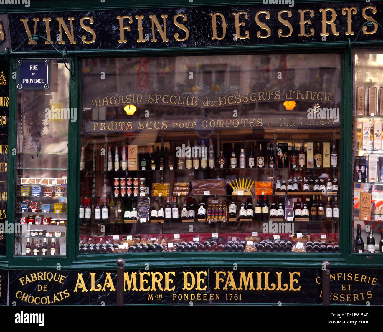 Wein und Süßwaren Shop in Montmartre, Paris, Frankreich Stockfoto