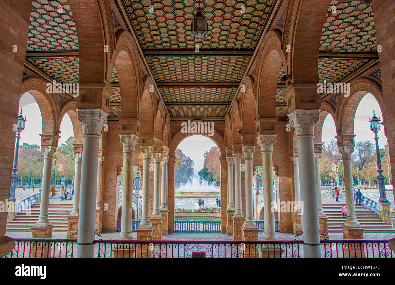 Spanien-Platz, Plaza de Espana, Sevilla, Spanien. Blick von der Veranda zwischen Bögen und Säulen, Central Gebäude Stockfoto