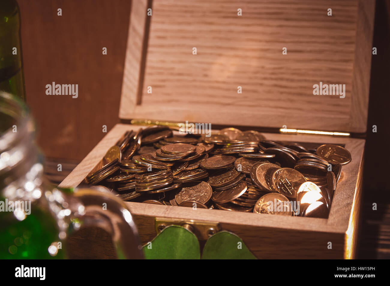 Truhe mit alten Münzen Sammlung Stockfoto