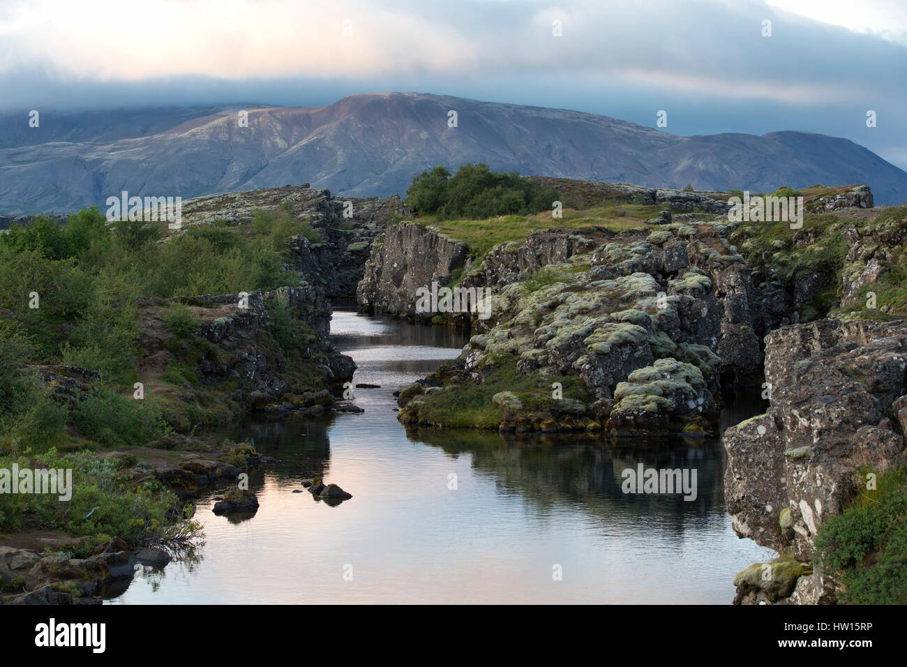 Typische isländische Landschaft mit Vulkanen, Bergen und Fluss bei Sonnenuntergang. Stockfoto