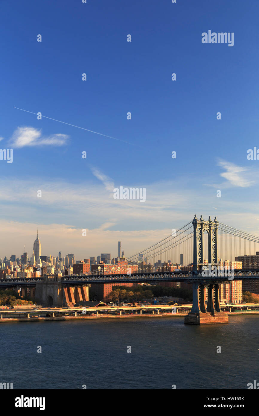 USA, New York, New York City, Manhattan Bridge und Empire State Building Stockfoto