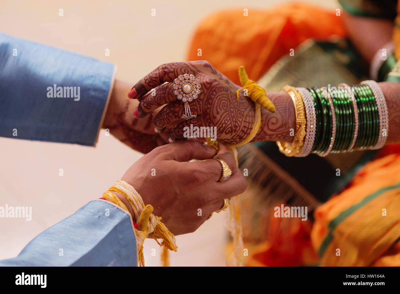 Hochzeit Ritual, Kankana Dhaarana, ein Kurkuma gefärbten Faden umwickelt eine Kurkuma-Wurzel. Stockfoto