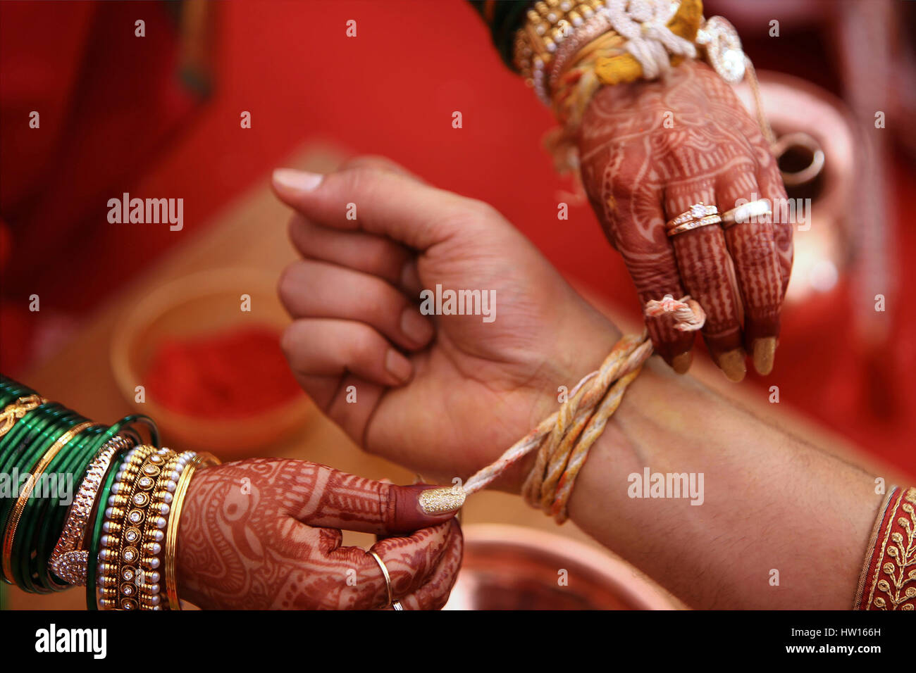 Hochzeit Ritual, Kankana Dhaarana, ein Kurkuma gefärbten Faden umwickelt eine Kurkuma-Wurzel. Stockfoto