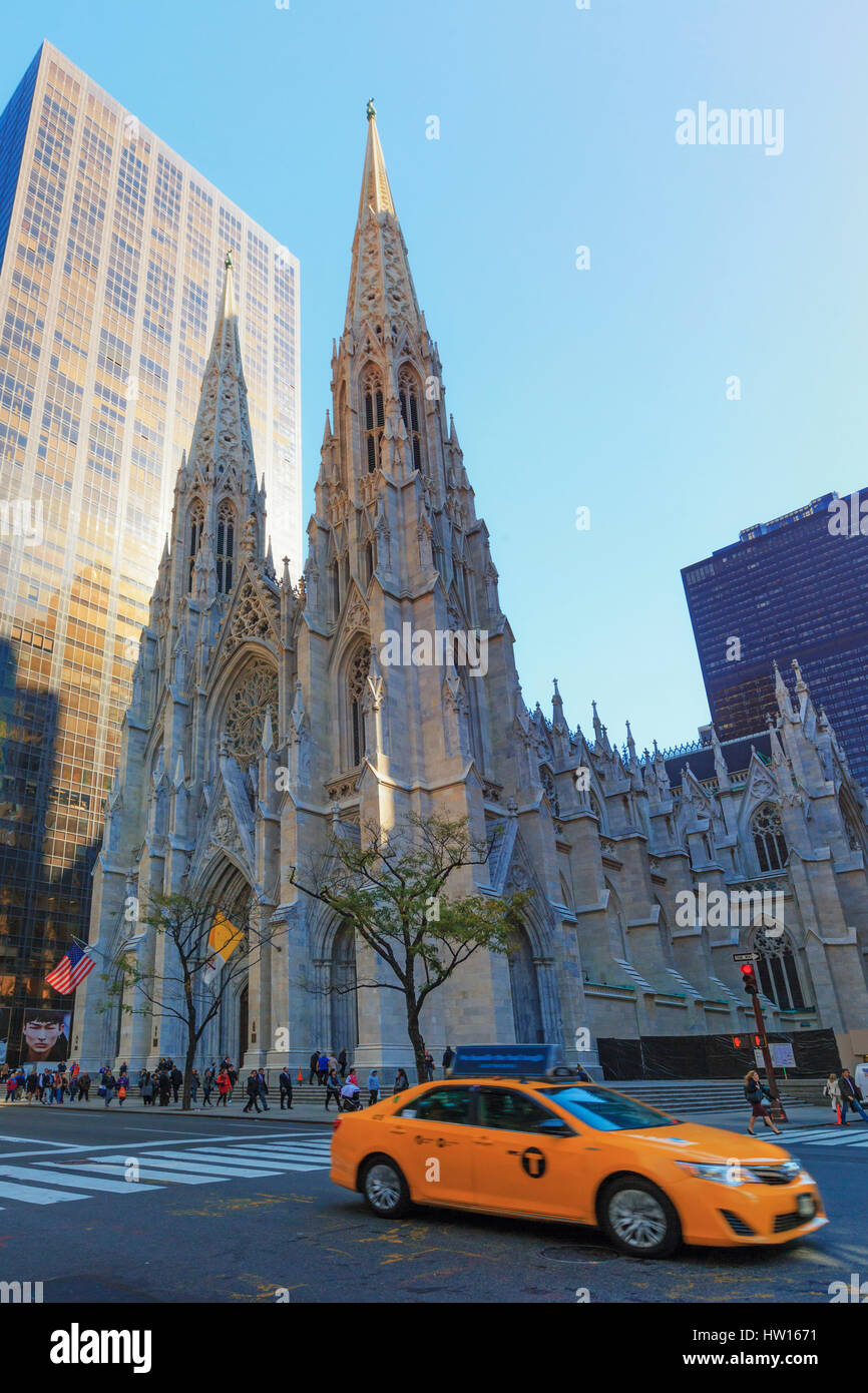 USA, New York, New York City, Manhattan, Rockefeller Center, Atlas-Statue und St. Patricks Kathedrale Stockfoto