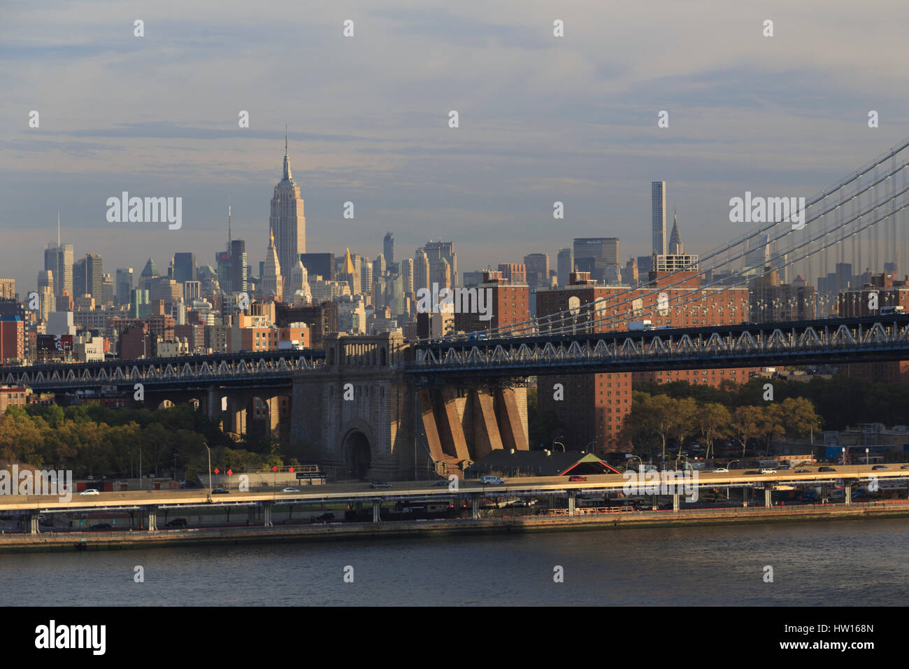 USA, New York, New York City, Manhattan Bridge und Empire State Building Stockfoto