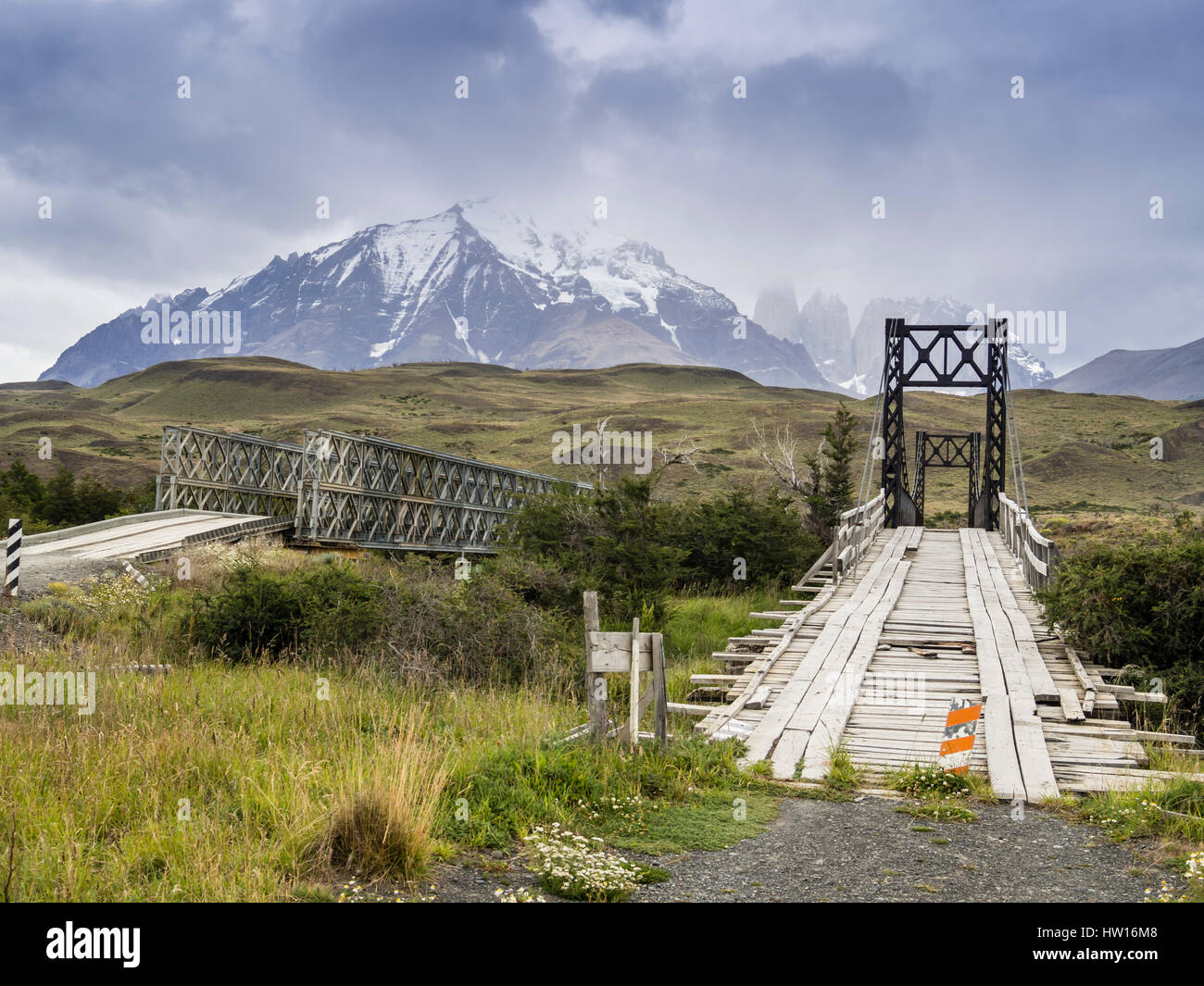 Brücke Puenta Laguna Amarga, historische Brücke, Las Torres Berge im Rücken, Neubau Brücke (links), Torres del Paine Nationalpark, Patagonie, Stockfoto