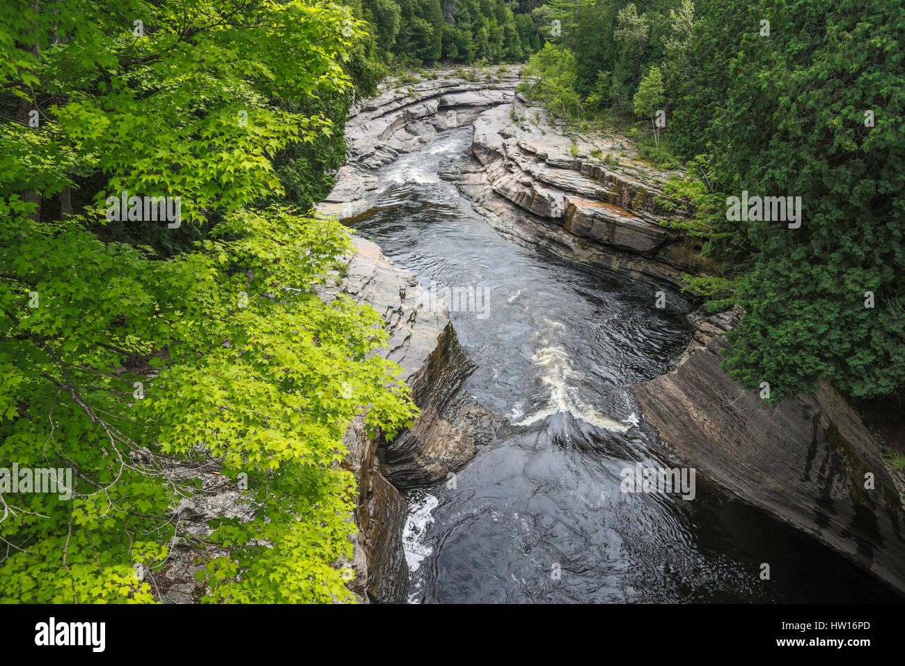 Jacques Cartier River Gorge betrachtet aus einer alten Straßenbrücke der Chemin du Roy. Website patrimonial de Pêche Déry Stockfoto