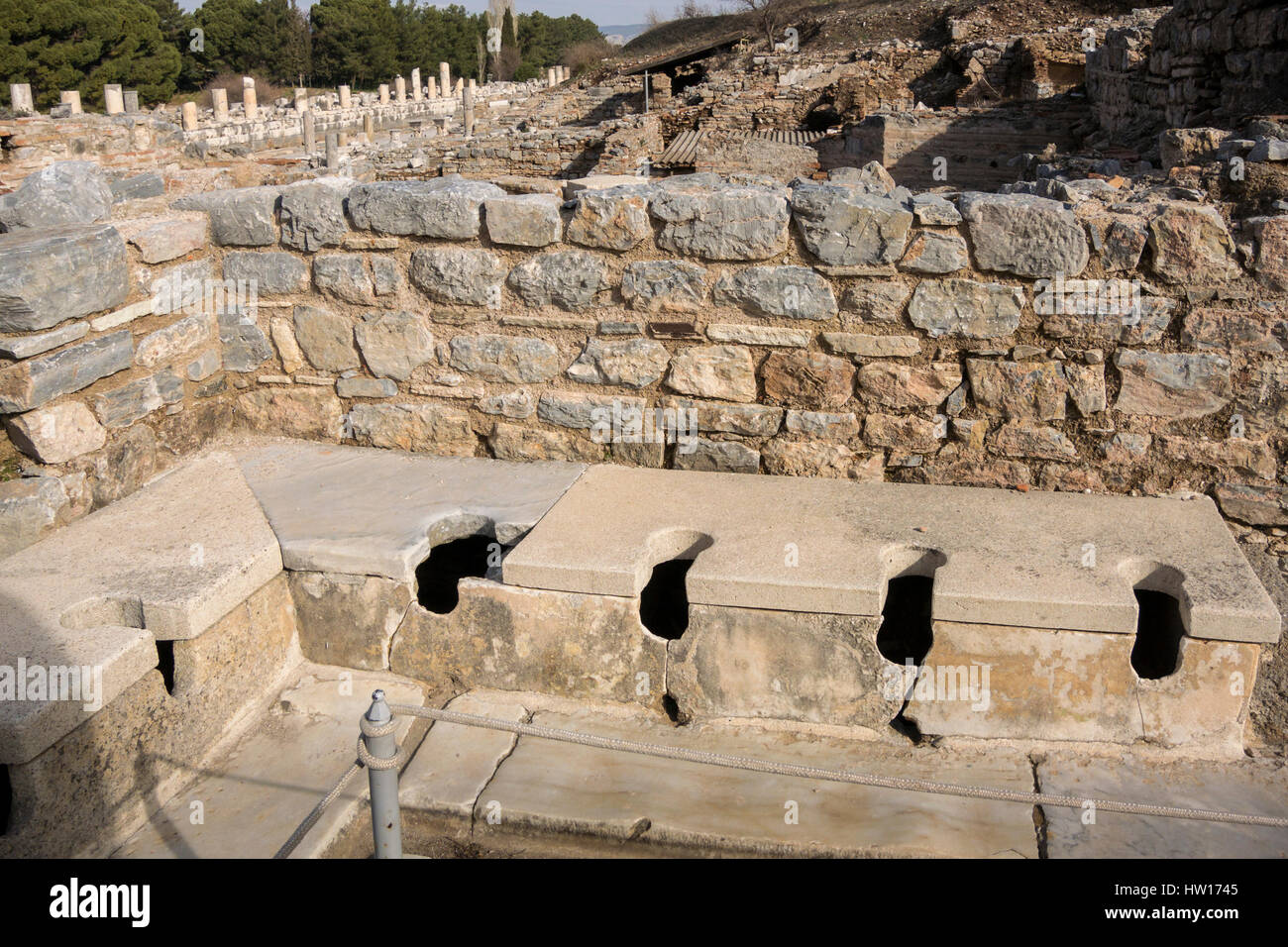 Latrinen in den Scholistica Bädern in den Ruinen von Ephesos in Selcuk, Türkei Stockfoto