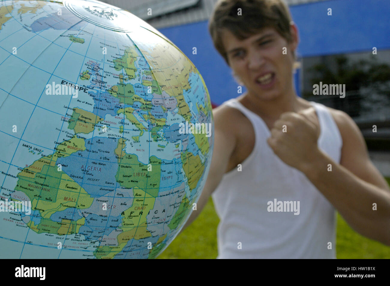 Junger Mann hat Wut auf die Welt, Junger Mann Hut Wut Auf Die Welt Stockfoto