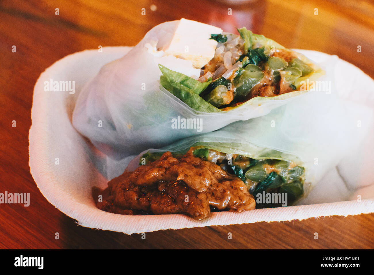 Gado Gado in Reispapier eingewickelt essfertig Stockfoto