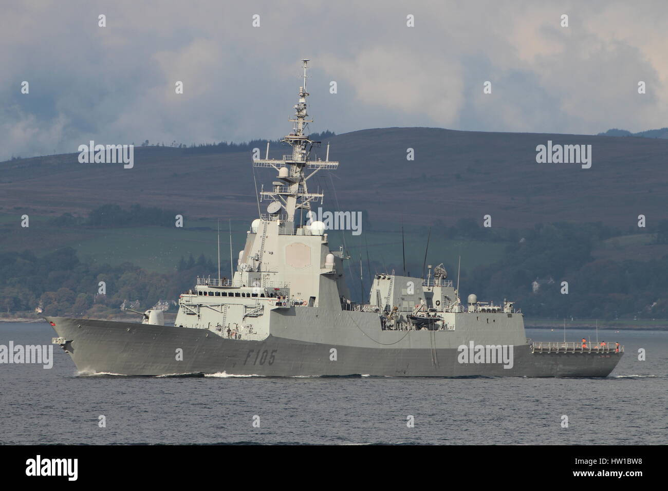 ESPS Cristobal Colon (F105), eine Fregatte Alvaro de Bazan-Klasse (F100-Klasse) der spanischen Marine, zu Beginn der Übung Joint Warrior 14-2. Stockfoto