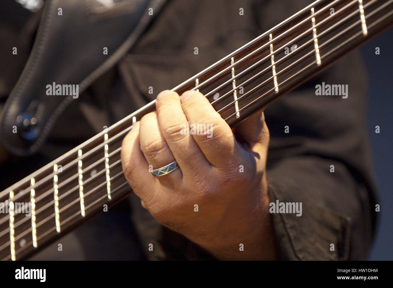 Bassist *** lokalen Caption *** Gitarrenspiel, Gitarrist, Streichinstrument, Musikinstrument, instrument, Saiten, Finger, Hand, Pull, Reichweite, Praxis Stockfoto