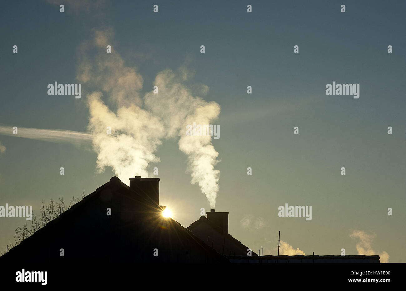 Schornstein Rauchen, Rauchender Kamin Stockfoto