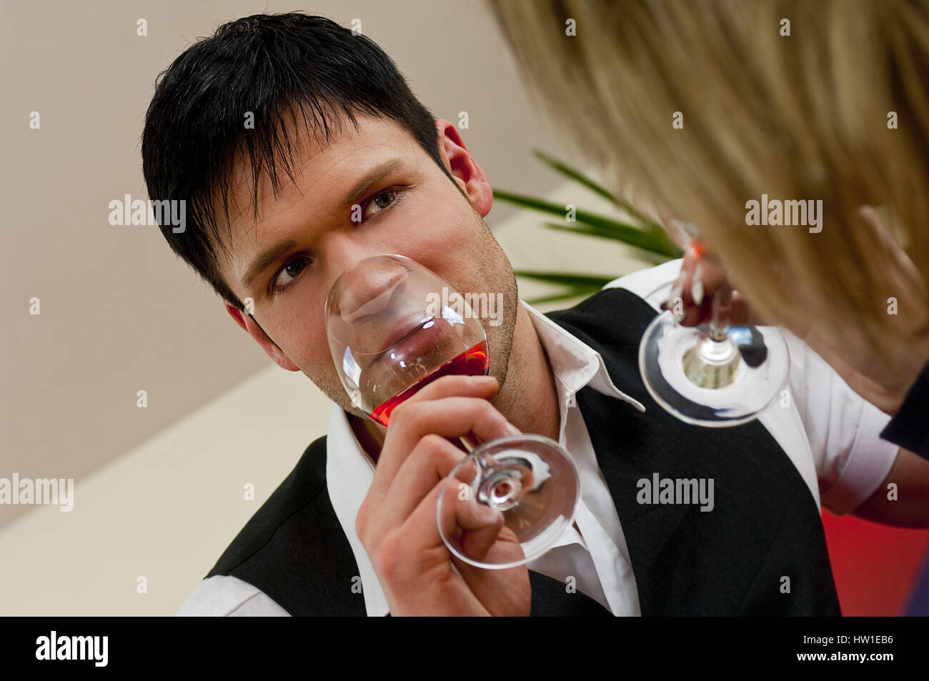 Entspannter Mann mit Weinglas, Entspannter Mann Mit Weinglas Stockfoto