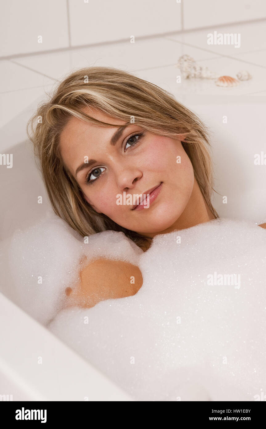 Attraktive Frau entspannt in der Badewanne, anziehend Frau Wohnhauses Sich in der finnische Stockfoto