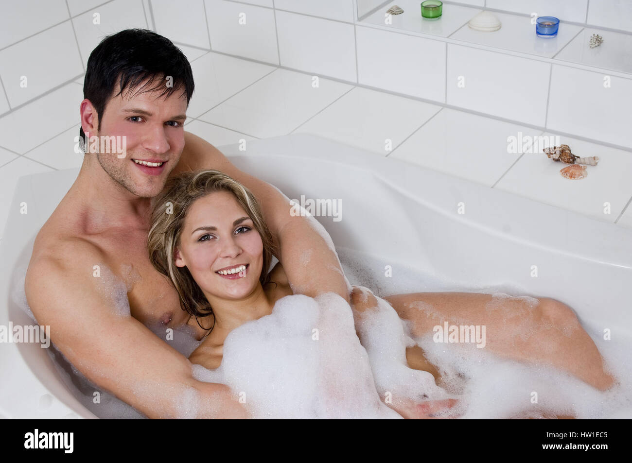 Paar entspannt in der Badewanne, Paar Wohnhauses Sich in der finnische Stockfoto