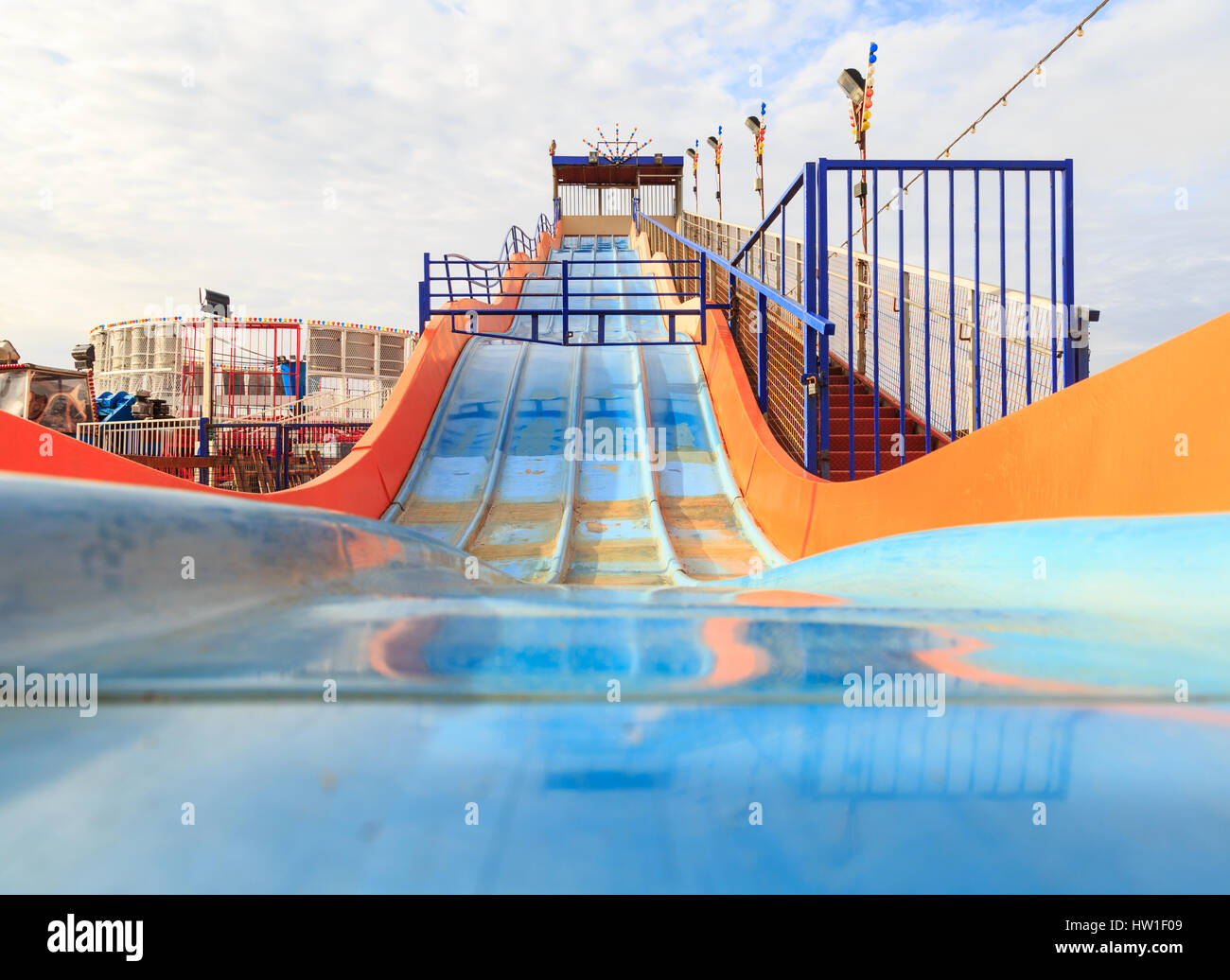 Hunstanton, England - März 10: Wasserrutsche in Hunstanton Jahrmarkt/Kirmes, geringe Sicht. in Hunstanton, Norfolk, England. Am 10. März 2017. Stockfoto