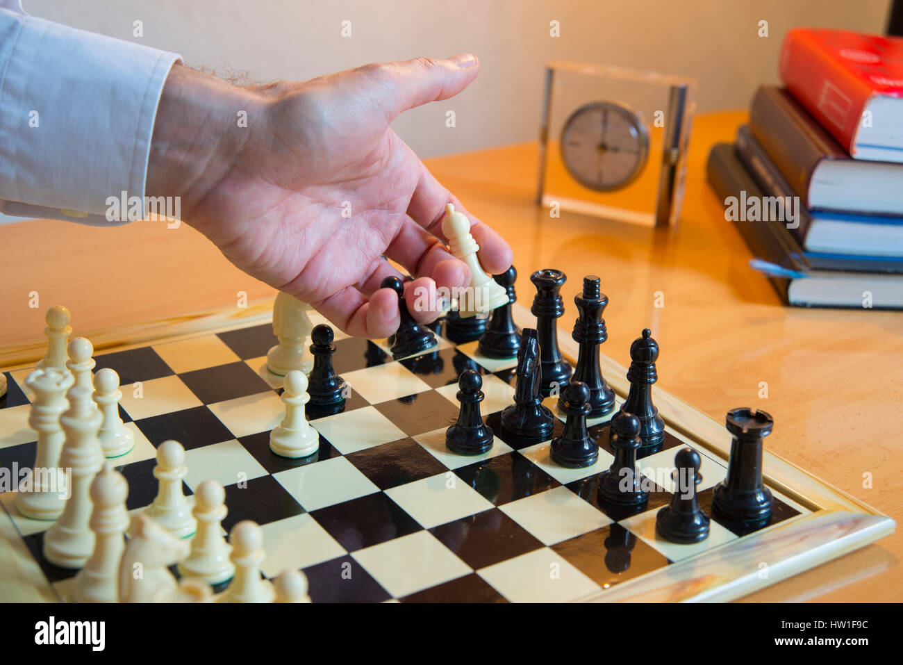 Menschenhand Schach zu spielen. Stockfoto