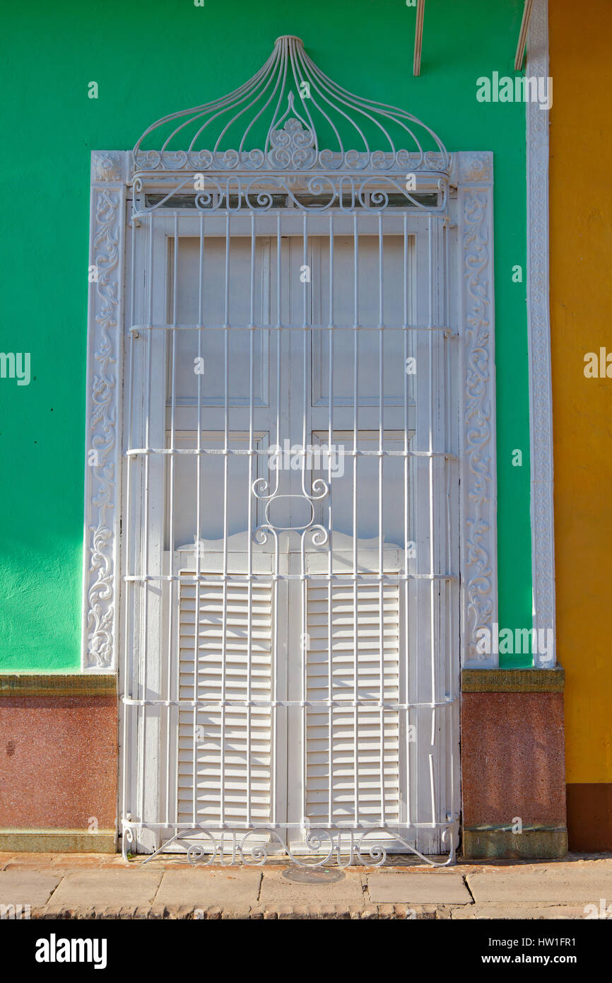 Typische Gebäude im Kolonialstil mit weißen Fenster Eisen Rost in Trinidad, Kuba Stockfoto