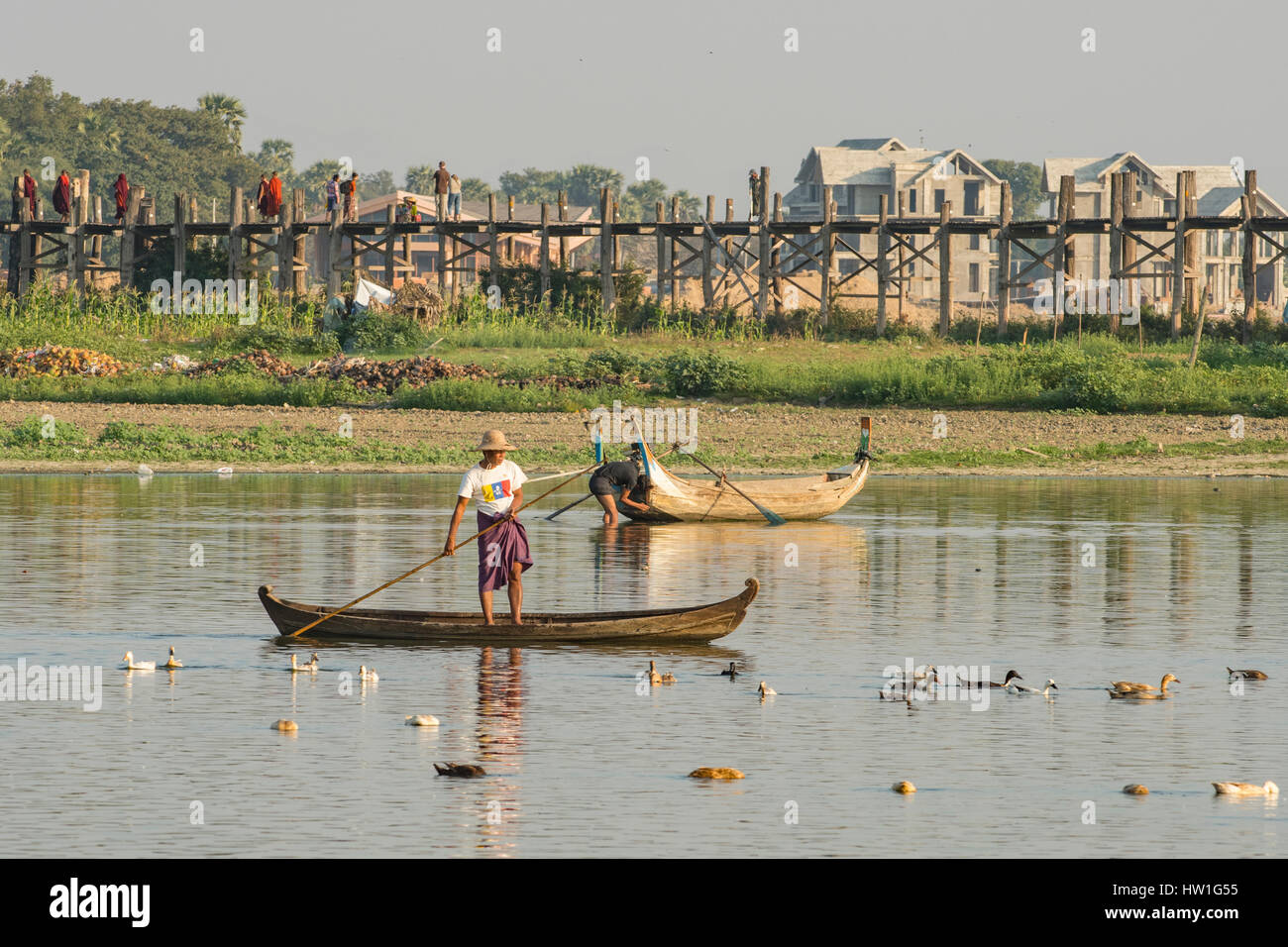 Boote am Taungthaman-See, in der Nähe von Amarapura, Myanmar Stockfoto