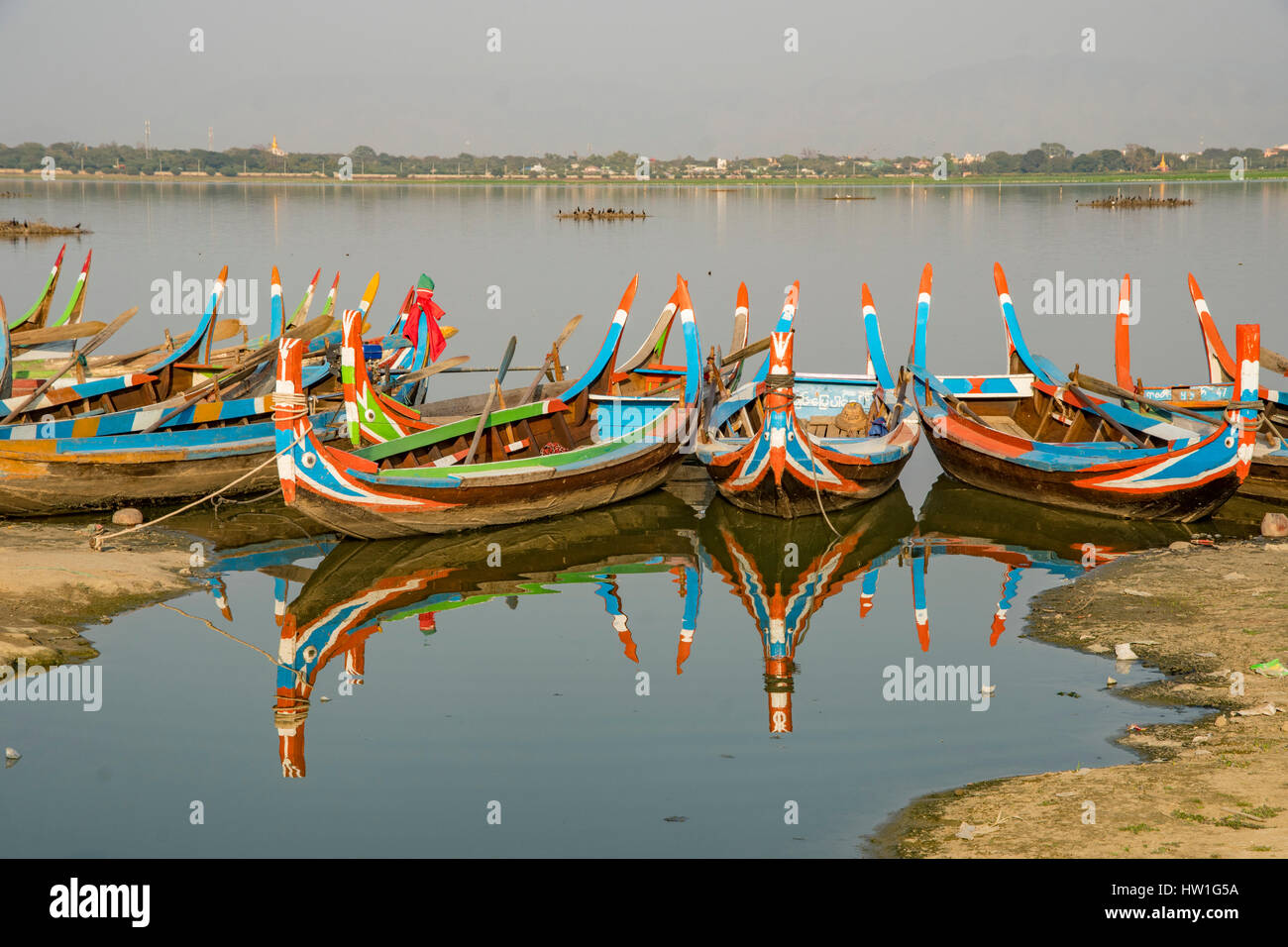 Sampans auf Taungthaman-See, in der Nähe von Amarapura, Myanmar Stockfoto