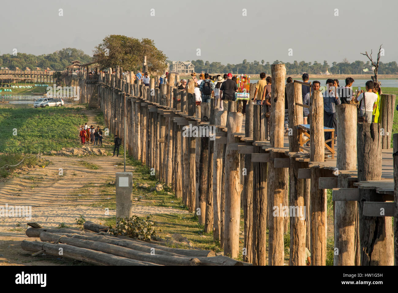 U Bein Brücke über den Taungthaman-See, in der Nähe von Amarapura, Myanmar Stockfoto