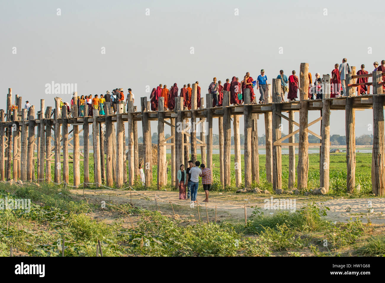 U Bein Brücke über den Taungthaman-See, in der Nähe von Amarapura, Myanmar Stockfoto