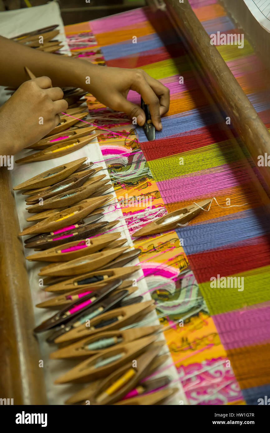 Weberei Seidenfabrik in der Nähe von Amarapura, Myanmar Stockfoto