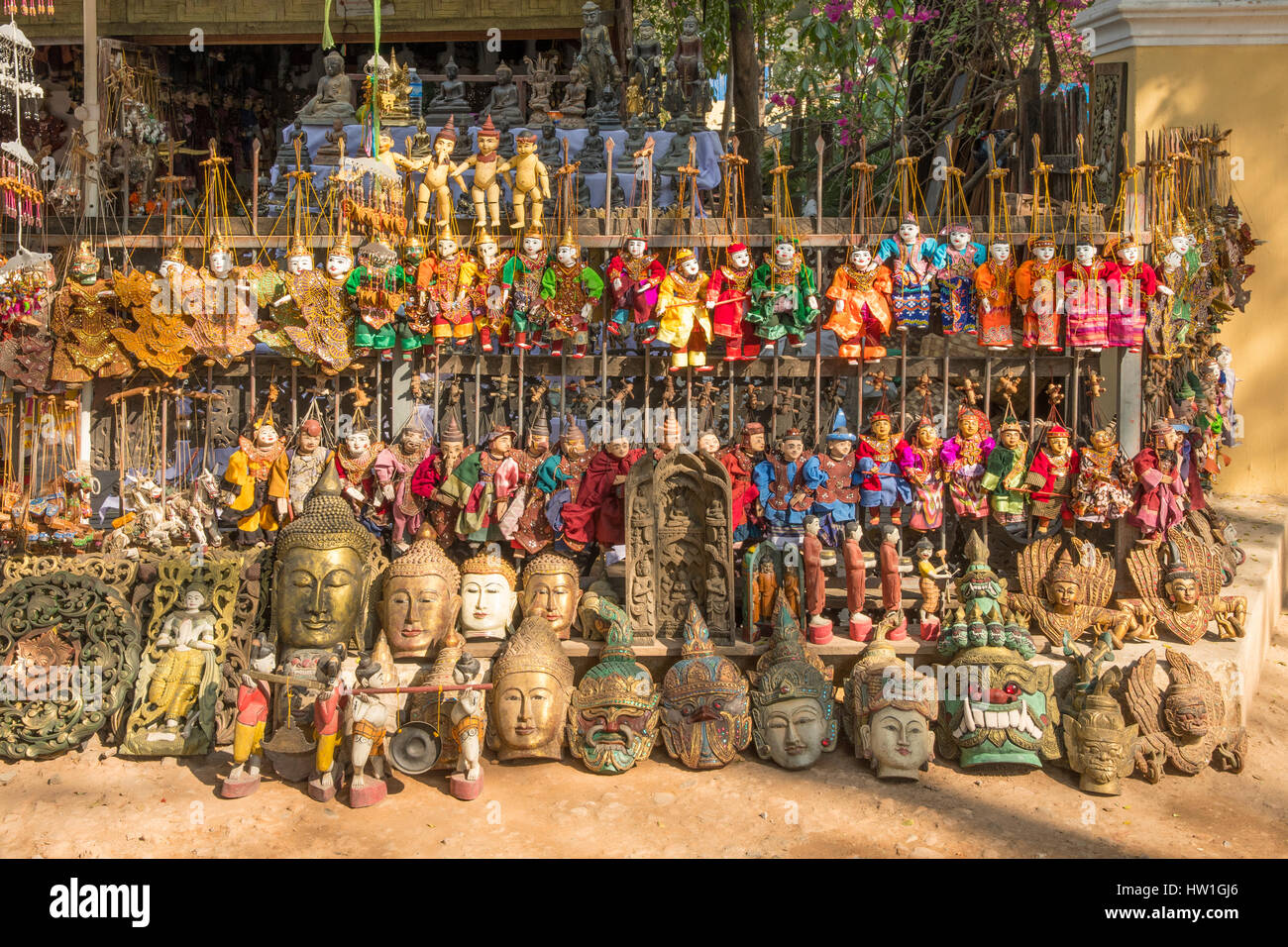 Souvenirshop im Shwe Kyaung Kloster in Mandalay, Myanmar Stockfoto