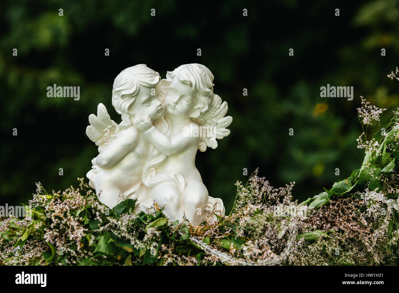 Skulptur von zwei Engeln auf Blumen Girlande Stockfoto