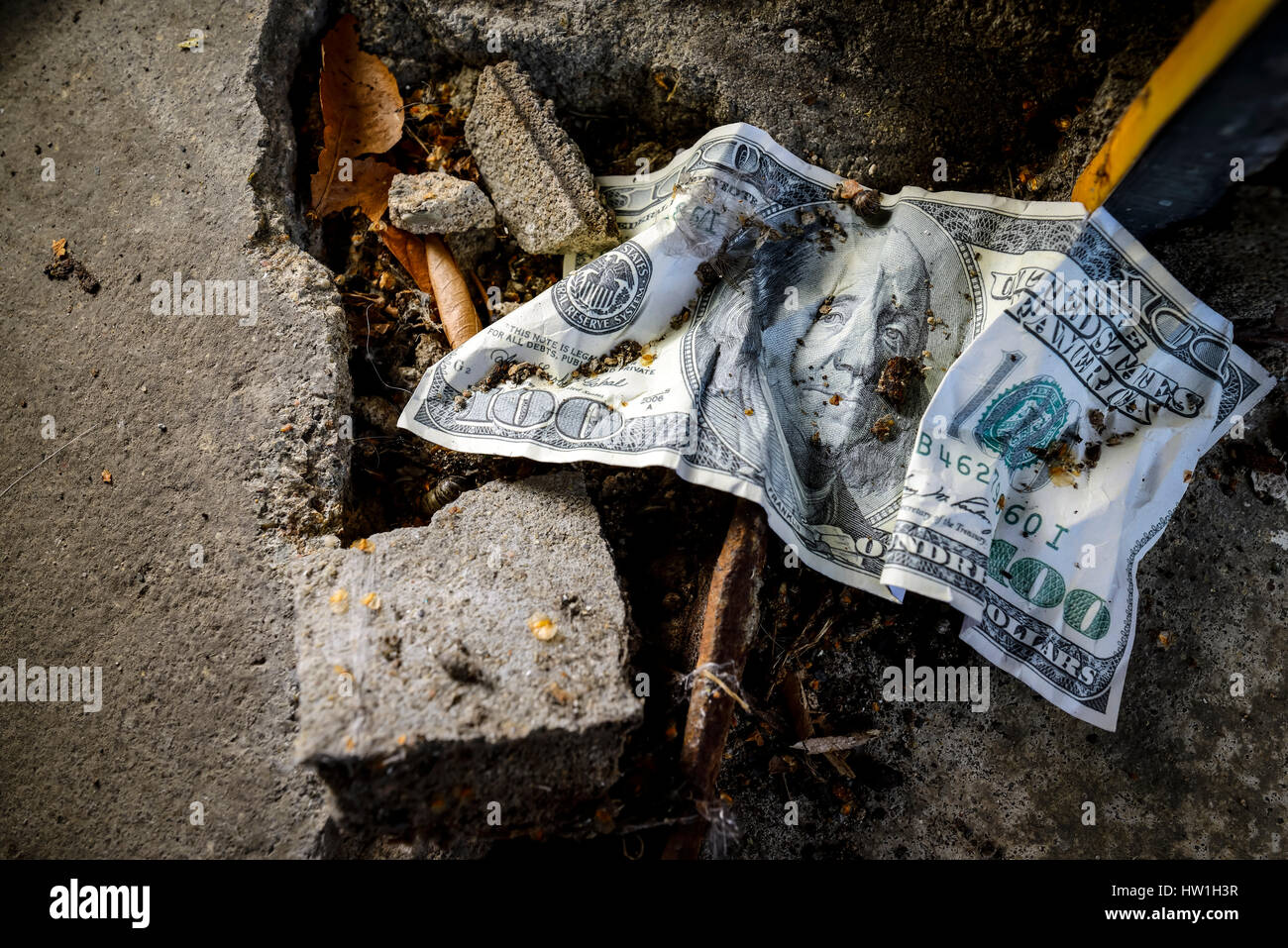 USA 100 Dollarschein auf schmutzigen Boden Stockfoto