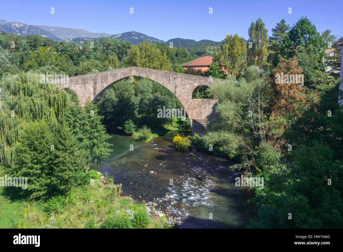 Mittelalterliche Steinbrücke, Sant Joan de Les Abadesses, Girona, Spanien Stockfoto