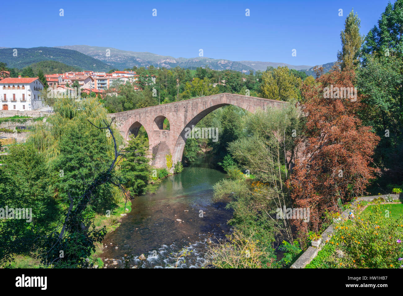 Mittelalterliche Steinbrücke, Sant Joan de Les Abadesses, Girona, Spanien Stockfoto