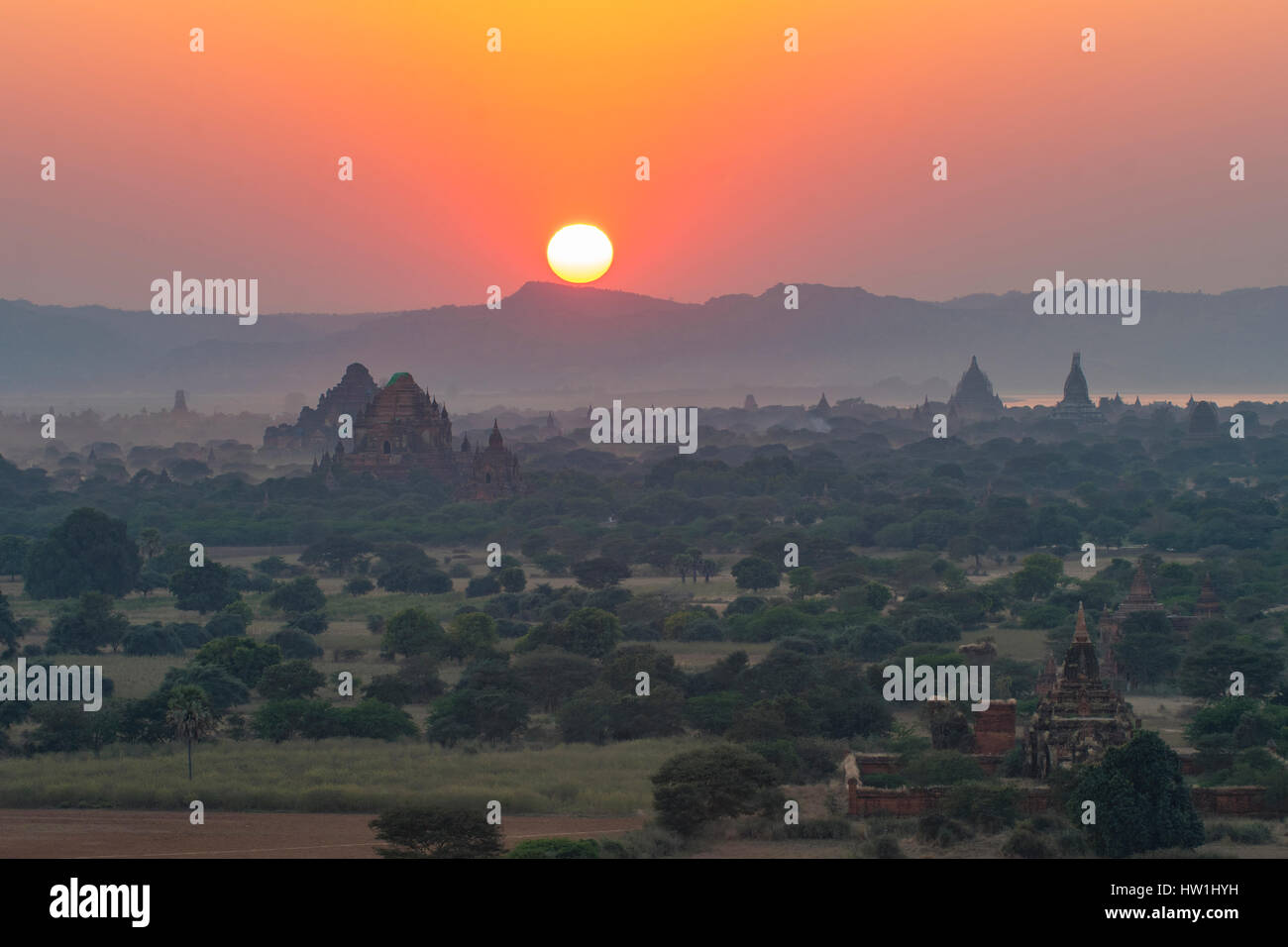 Sonnenuntergang über Bagan, Myanmar Stockfoto